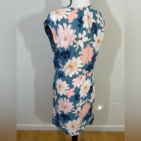 DR 2 sz med dress sheer overlay with a full lining  Very pretty floral - Picture 8 of 12
